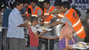 Sultandağı'nda 700 Kişiye İftar Yemeği Verildi