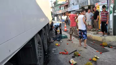 Tır Araçları Biçti, Karayolu Meyve Tarlasına Döndü
