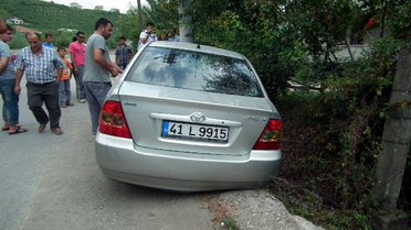 Kaldırıma Çıkan Otomobilin Çartpığı 2 Kardeşten Biri Öldü, Biri Yoğun Bakımda