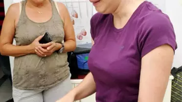 Kayıp Köpeğini Yaralı Bulunca Ağladı