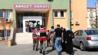 Esad'ın Askeri ve Polisi Aileleri Kaçarken Yakalandı