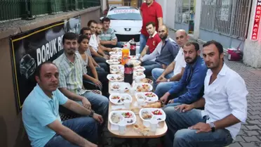 Doruk Rentacar, Yanındaki Esnaflara İftar Verdi