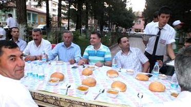 Doğanşehir'de Vakıftan İftar Yemeği