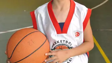 12 Dev Adamın Minik Sporcusu Parmak Isırtıyor