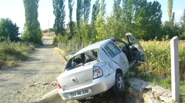 Otomobil Tarlanın Duvarına Çarptı: 2 Yaralı