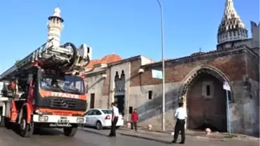 Güvercin Yakalamak İçin Çıktığı Cami Çatısında Mahsur Kalan Çocuğu İtfaiye Kurtardı