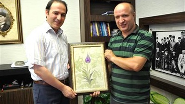 Kaymakamın Yaptığı Ebru Çalışmasını Kendisine Hediye Etti
