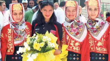 Gümüş Madalyalı Atlet Gamze Bulut, Eskişehir'de Çiçeklerle Karşılandı