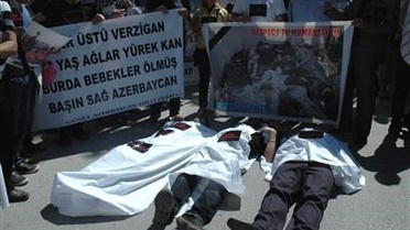 Güney Azerbaycan Türklerinden İran'a Deprem Protestosu