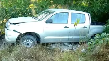 Kamyonet Şarampole Yuvarlandı: 4 Yaralı