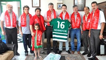 Bursaspor Taraftarları Türkiye Harp Malülü Gaziler Şehit Dul ve Yetimler Derneğini Ziyaret Etti