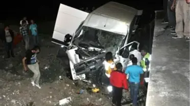Akyazı'da Yayaya Çarpan Minibüs Şarampole Yuvanlandı 3 Ölü, 5 Yaralı