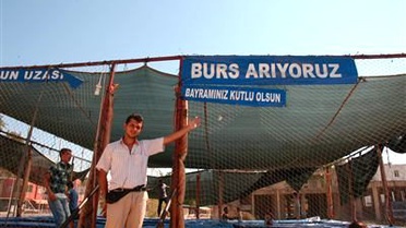 İş Yerine Astığı Afişle Burs Arıyor