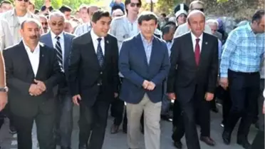 Bakan Davutoğlu, Şenliğe Katıldı