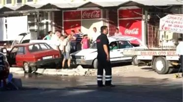 İki Otomobil Çarpıştı: 3 Yaralı