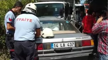 Otomobille Kamyonet Çarpıştı 3 Yaralı