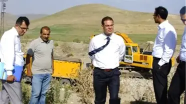 Çaldıran'daki Köy Yollarında Hummalı Çalışma