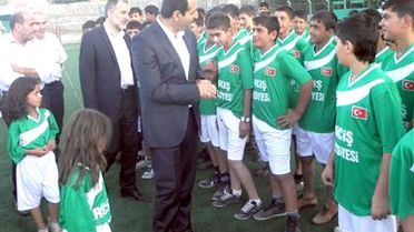 Erciş Belediyesi, Yaz Spor Okulu Kursuna Katılan Öğrencileri Sevindirdi