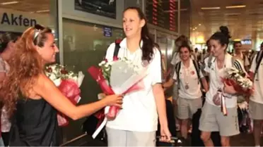 Avrupa 3'üncüsü Ümit Milli Kız Basketbol Takımı Yurda Döndü