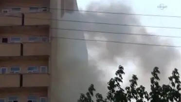 Hastane Bitişiğindeki Çatı Yangını Korkuttu