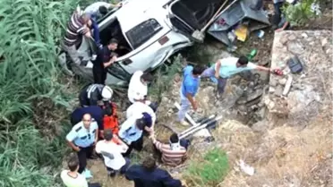 Kamyonet Şarampole Yuvarlandı: 2 Yaralı