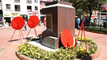 CHP İlçe Teşkilatı Ayrı Çelenk Koydu