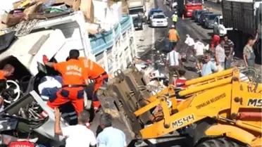 İki Kamyon Birbirine Girdi Ortalık Savaş Alanına Döndü