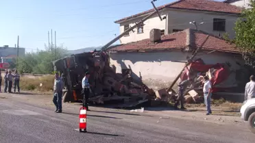 Kargo Kamyonu Devrildi: 2 Yaralı