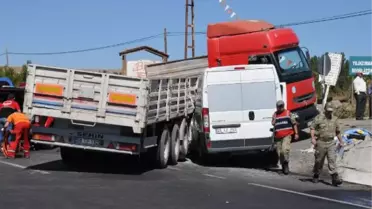 Minibüs Tır'a Çarptı: 1 Ölü, 11 Yaralı