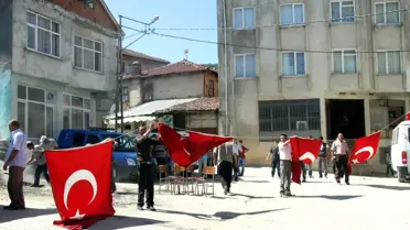 Şehit Komandonun Köyü Bayraklarla Süslendi