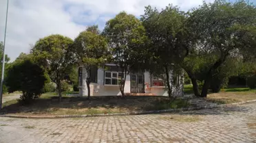 Park İçindeki Metruk Bina Vatandaşları Korkutuyor