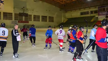 Hokeyciler Süper Lige Bileniyor