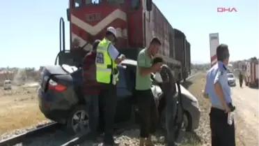 Karaman'da Yük Treni ile Otomobil Çarpıştı: 3 Yaralı