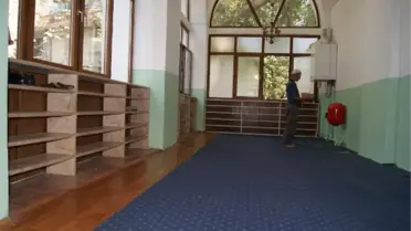 Sabah Namazında Camiden İki Çift Ayakkabı Çalan Şüpheli Güvenlik Kamerasında