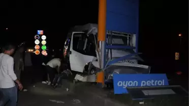 Bartın'da Minibüs ile Taksi Çarpıştı 10 Kişi Yaralandı