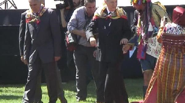 Bahçeli, Kırmızı Halıda Ayağı Takılıp Yere Kapaklandı
