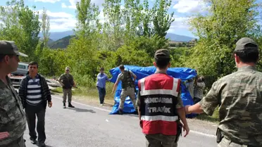 Askeri Araç Şarampole Devrildi: 5'i Asker 6 Yaralı