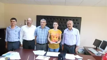 Çaycuma'da Üniversite Sınavlarında Başarılı Olan Öğrencilere Hediyeler Verildi