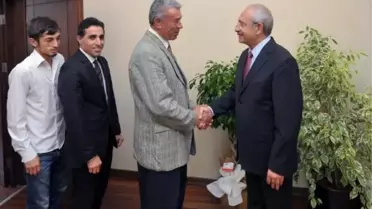 Milli Güreşçiler Kılıçdaroğlu'nu Ziyaret Etti