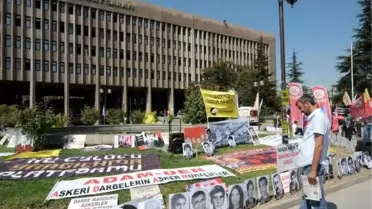 Ankara Adliyesi Önünde Çarmıhlı 12 Eylül Protestosu