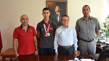 Söke'nin Milli Karatecisi Görkem Kaçar'dan Kaymakamlık Ziyareti