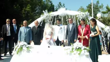 Bahçeli Nikah Şahitliği Yaptığı Düğünde, Geline Bilezik Hediye Etti