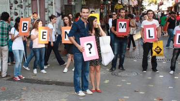 Cadde Ortasında İlginç Evlilik Teklifi