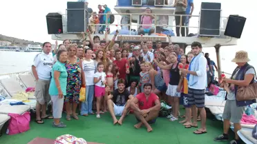 Denize Karanfil Bıraktılar