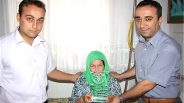 Gurbetçi Fadime Teyzenin Bağışlarına Vefa Plaketi