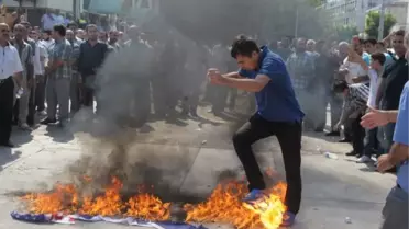 Hazreti Muhammed'e Hakaret İçeren Filmi ABD ve İsrail Bayrağı Yakarak Protesto Ettiler