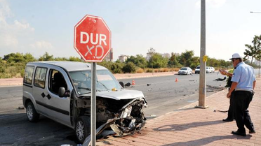 Çarpışan Otomobillerden Biri Yayaya Çarptı