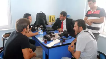 Başkan Ayhan Gazetecileri Yalnız Bırakmıyor