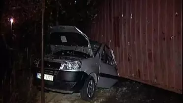 Ataşehirde Kumaş Yüklü Tır Park Halindeki Aracın Üzerine Devrildi