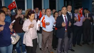 Memurdan Bayraklı Tepki )